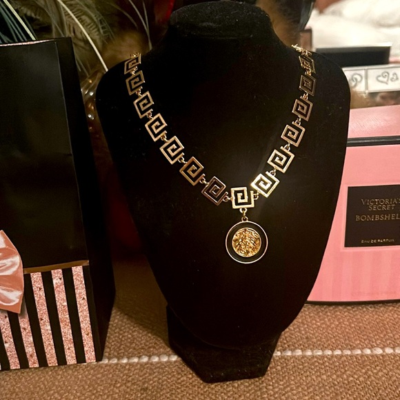 INSPIRED GUCCI LION HEAD NECKLACE 18” with extender - Picture 2 of 5